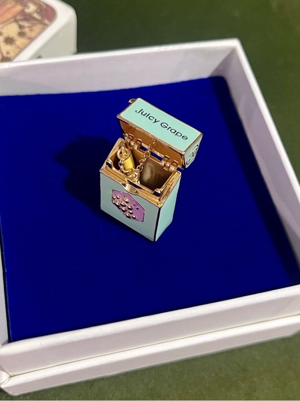 Juicy Grape Cigaratte Box Charm / Pendant with Opening Mechanism - Picture 4 of 15